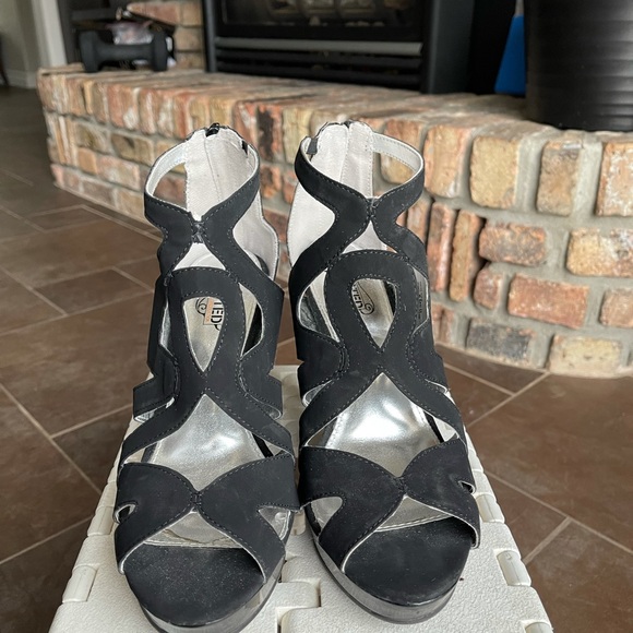 Heels, size 8 , black suede, wear once inside only. - Picture 4 of 7